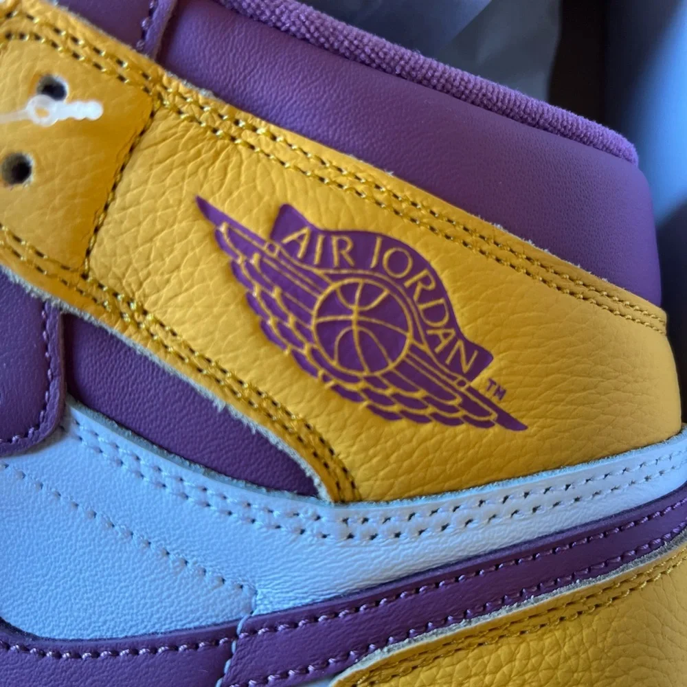 Nike Air Jordan 1 Retro High OG - Picture 7 of 10